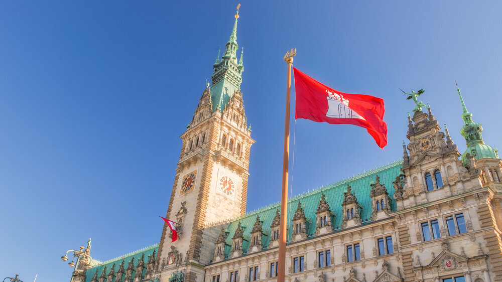 Hamburg setzt als erstes Bundesland das 2G-Optionsmodell um, wonach Gastronomen und Veranstalter nur noch Geimpften und Genesenen den Zugang zu ihren Angeboten gewähren können.