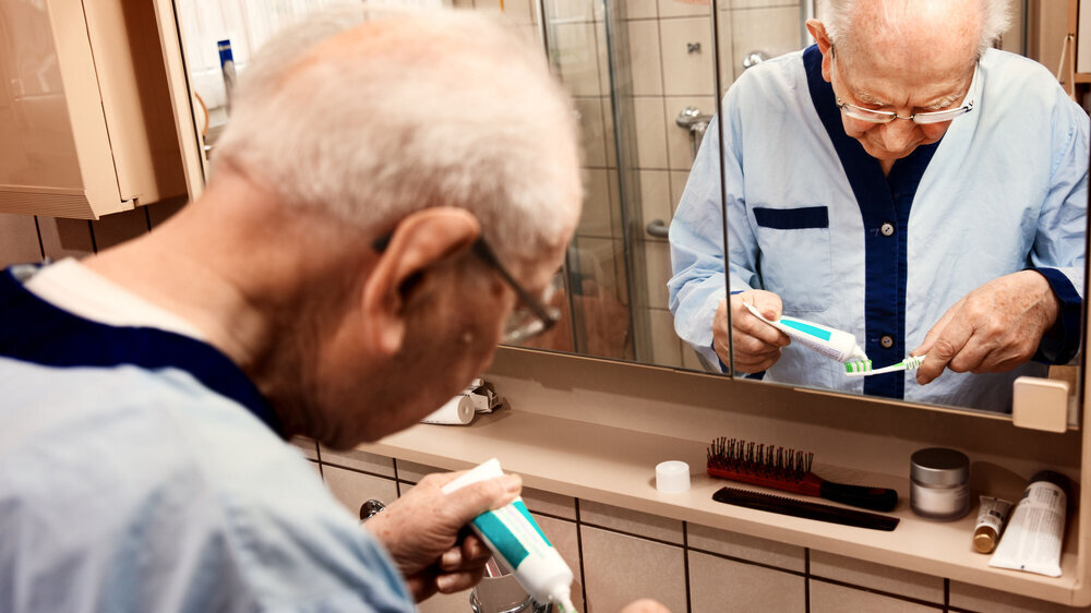 In dem von Wissenschaftlern des Universitätsklinikums Hamburg-Eppendorf (UKE) geleiteten Projekt wird untersucht, wie sich die Mund- und Zahngesundheit bei ambulanter Pflegebedürftigkeit entwickelt und ob sich die Inanspruchnahme von zahnmedizinischen L