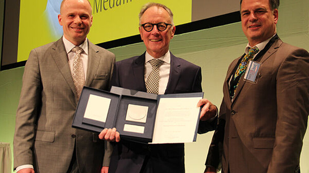 Die Medaille wurde Dr. Rolf Koschorrek (Mitte) für sein langjähriges gesundheitspolitisches Engagement auf dem 32. Berliner Zahnärztetag am 16. Februar durch Dr. Karsten Heegewaldt (links), Präsident der Zahnärztekammer Berlin, überreicht.