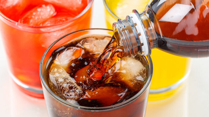 Pouring cola drink drinks lemonade softdrinks in a glass Softdrinks, Cola, Fanta, Zuckersteuer