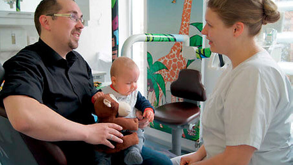 Gesprächseinstieg: Beim initialen Dialog mit der Begleitperson sollten die Anamnese, Wünsche und Erwartungen, aber auch Befürchtungen durchgegangen und die Mundhygiene- und die Ernährungsgewohnheiten sowie die Fluoridnutzung verifiziert werden. |