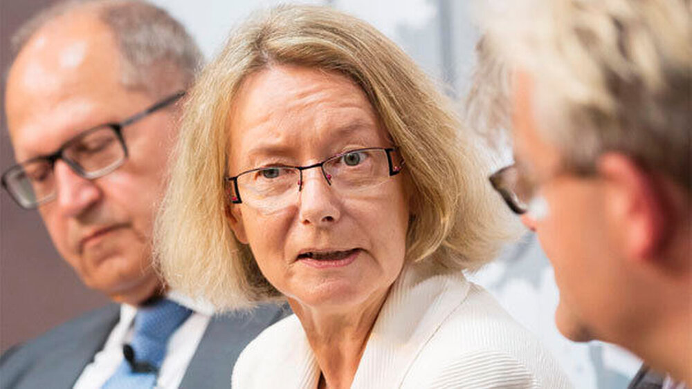 Evelyne Gebhardt (SPD), MdEP und binnenmarktpolitische Sprecherin der SPD-Fraktion, betonte den Zusammenhang zwischen Qualität und Regulierung im Interesse der Verbraucher: „Suchen Sie auch in anderen Mitgliedsstaaten nach Verbündeten. Veranstaltungen wie diese hier helfen den europäischen Abgeordenten enorm.“ |