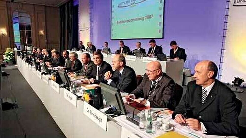 Vorstand (1. Podium) und Präsidium (2. Podium, mit Versammlungsleitung) der Bundeszahnärztekammer erhielten klare Aufträge von den Delegierten und wurden in ihrer Politik von der Versammlung gestärkt.\r\n