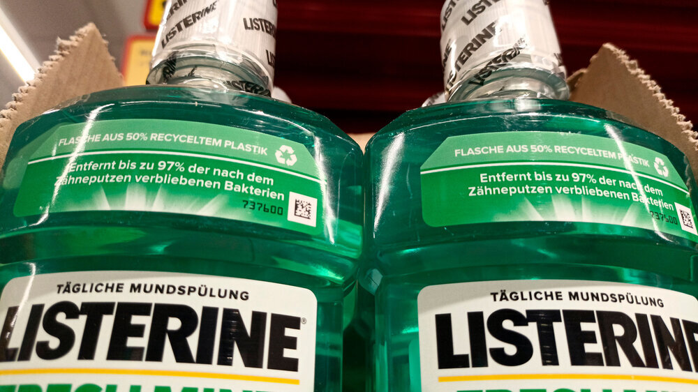 Listerineflaschen im Supermarkt Listerineflaschen im Supermarkt