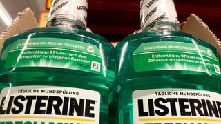 Listerineflaschen im Supermarkt