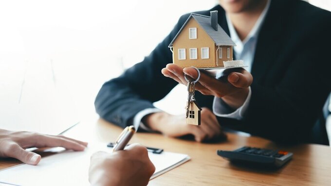 Kunde unterschreibt Vertrag für ein neues Haus. Immobilien kaufen oder mieten oder verkaufen Haus und Versicherung oder Darlehen Immobilien. Kunde unterschreibt Vertrag für ein neues Haus. Immobilien kaufen oder mieten oder verkaufen Haus und Versicherung oder Darlehen Immobilien.