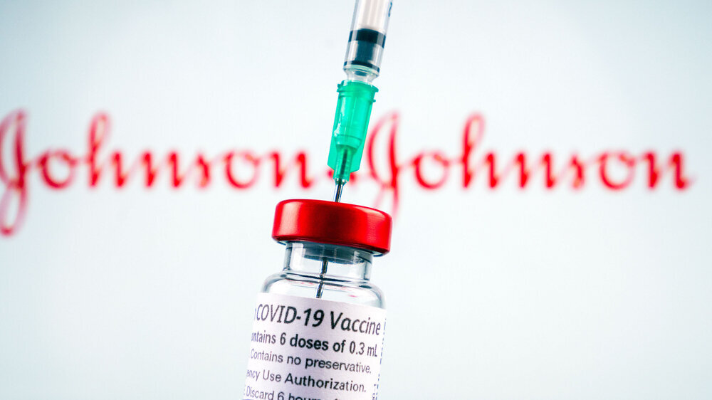 Die EU-Kommission hat bei Johnson & Johnson Impfdosen für 200 Millionen Menschen bestellt. Hiervon sind 36,7 Millionen für Deutschland eingeplant.