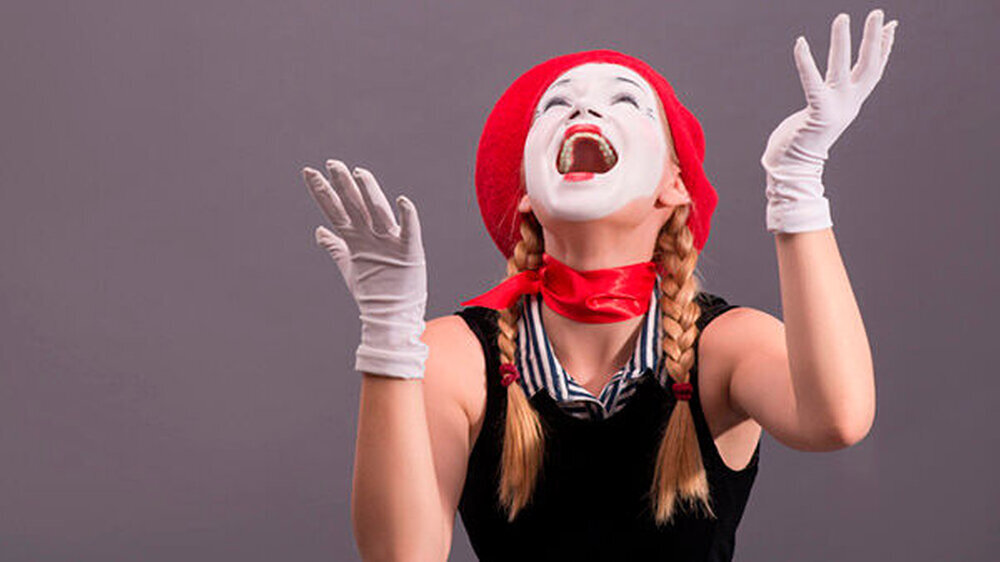 Lachpantomime: Lachen Sie tonlos. Tun Sie gestisch und mimisch so, als würden Sie heftig lachen - ohne einen Laut von sich zu geben.