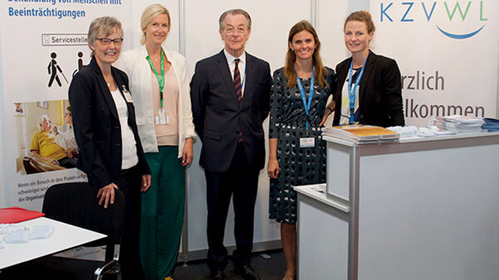 Veranstalter Franz Müntefering besucht Dr. Ilse Weinfurtner, Christina Conradi-Starr (ZÄKWL), Ann-Kathrin Kiesel und Gina Krause (beide KZVWL, v. l.) an ihrem Stand auf dem Deutschen Seniorentag.