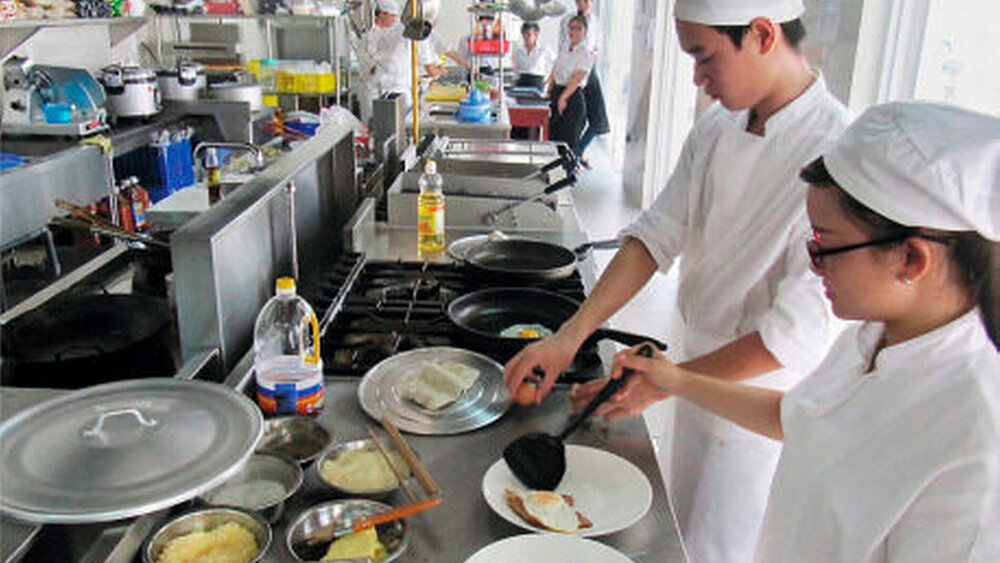 Pilotprojekt in Asien: in Vietnam werden benachteiligte Jugendliche zum Koch ausgebildet. Von den Gesamtkosten für die Gastronomiefachschule von 400 000 Euro übernahm das HDZ 150 000 Euro. |