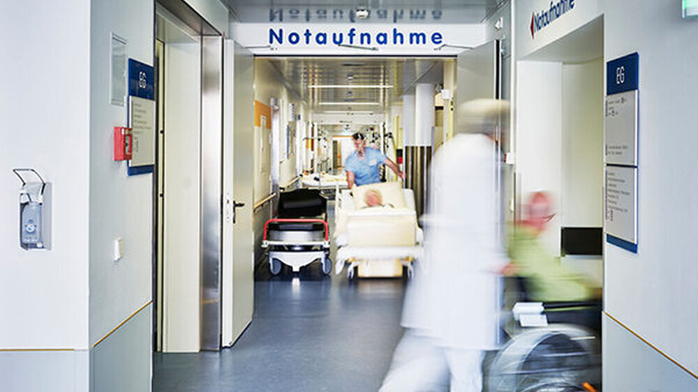 Ein höheres Risiko für ungeplante Krankenhaustransporte haben Männer und Heimbewohner mit einem höheren Pflegegrad. Darüber hinaus beeinflussen Ängste vor rechtlichen Konsequenzen die Entscheidung zum Krankenhaustransfer.