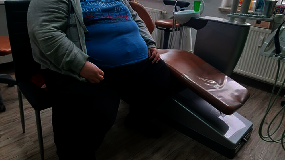 Der Patient saß während der Behandlung auf zwei Wartezimmerstühlen ohne Armlehne, die neben den eigentlichen Behandlungsstuhl gestellt wurden.