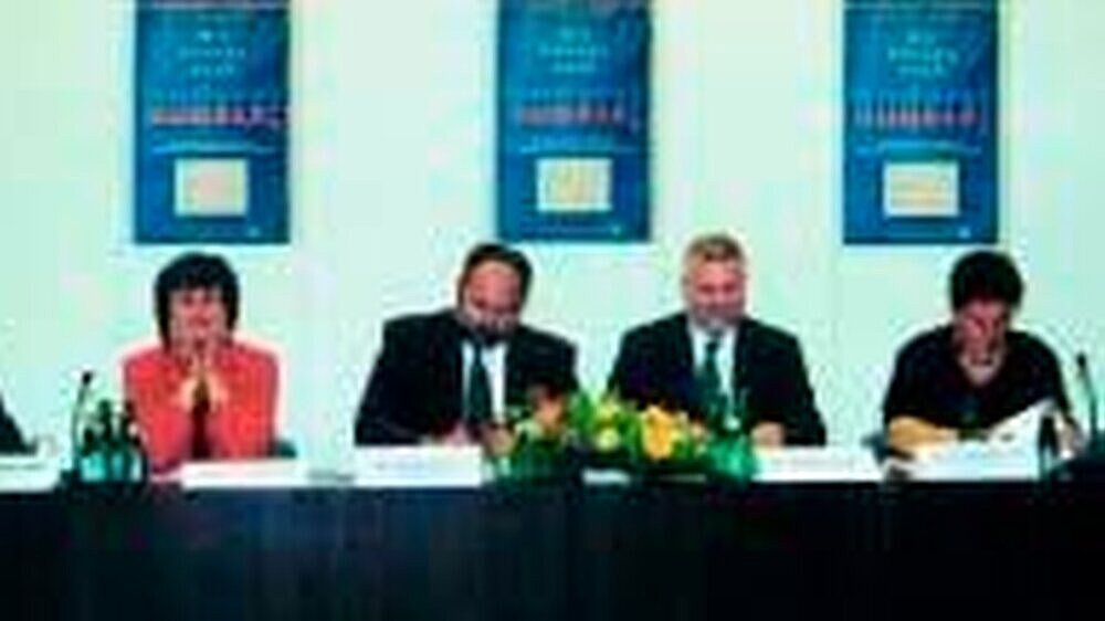 Dr. Schinz (FDP), Ministerin Stewens (CSU), Dr. Kinner (KZVB), Frau Schopper (Bündnis 90/Die Grünen) und Konrad Kobler (CSU) (v.l.n.r.).