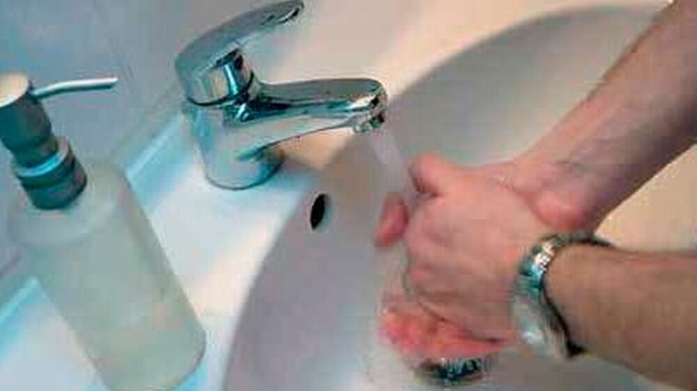 Händewaschen in der Endlosschleife. Menschen, die an Zwangsstörungen leiden, wiederholen diese Handlung – obwohl die Finger sauber sind.