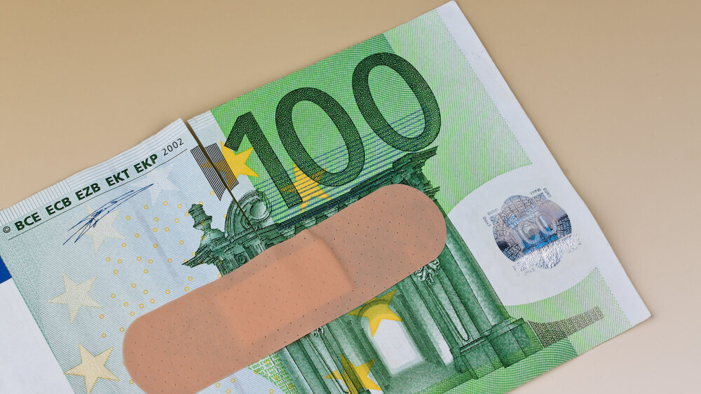 Euro Geldscheine mit Heftpflaster Euro Geldscheine mit Heftpflaster