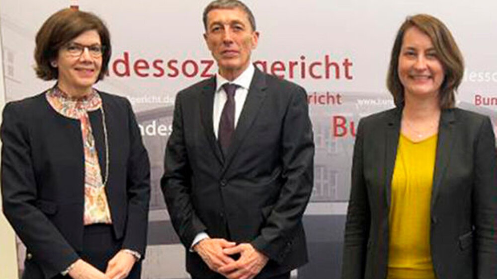 Die Ernennungsurkunde wurde Oppermann, hier links neben dem Präsidenten des Bundessozialgerichts, Prof. Dr. Rainer Schlegel, im Rahmen einer Feierstunde durch die Staatssekretärin im Bundesministerium für Arbeit und Soziales Leonie Gebers ausgehändigt