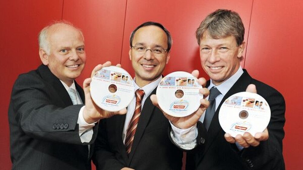 Michael Warncke, Colgate, Prof. Dr. James Deschner, Uni Bonn und Dr. Dietmar Oesterreich, BZÄK (v.l.n.r.), präsentierten die neue Jubiläums-CD vor der Presse.