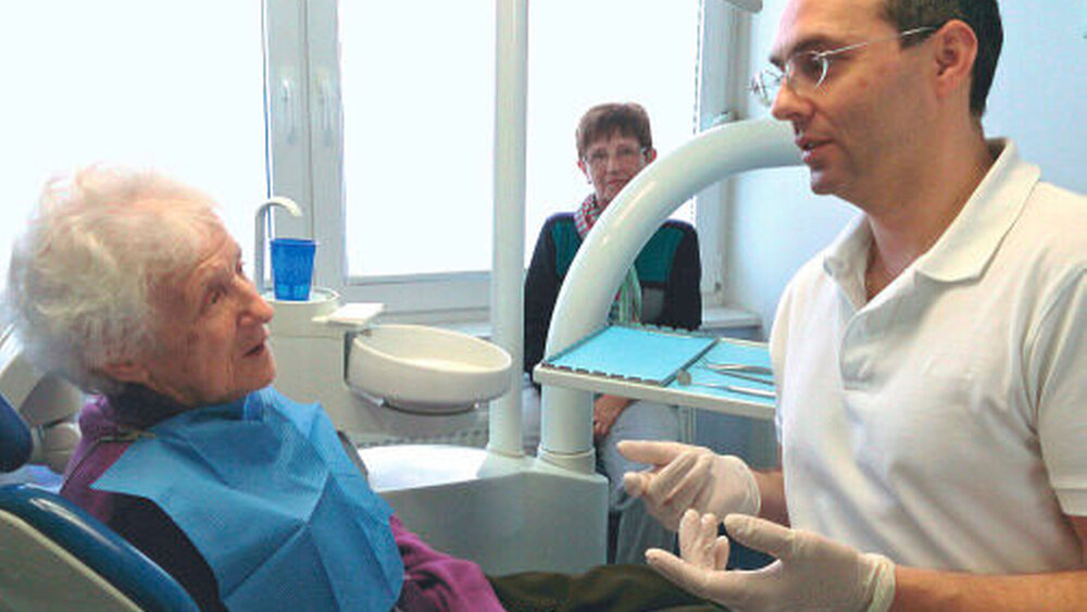Kernelement der professionellen zahnmedizinischen Tätigkeit ist die Arbeitsbeziehung zum Patienten als helfende Beziehung. Dieses Verhältnis ist dabei prinzipiell asymmetrisch. |