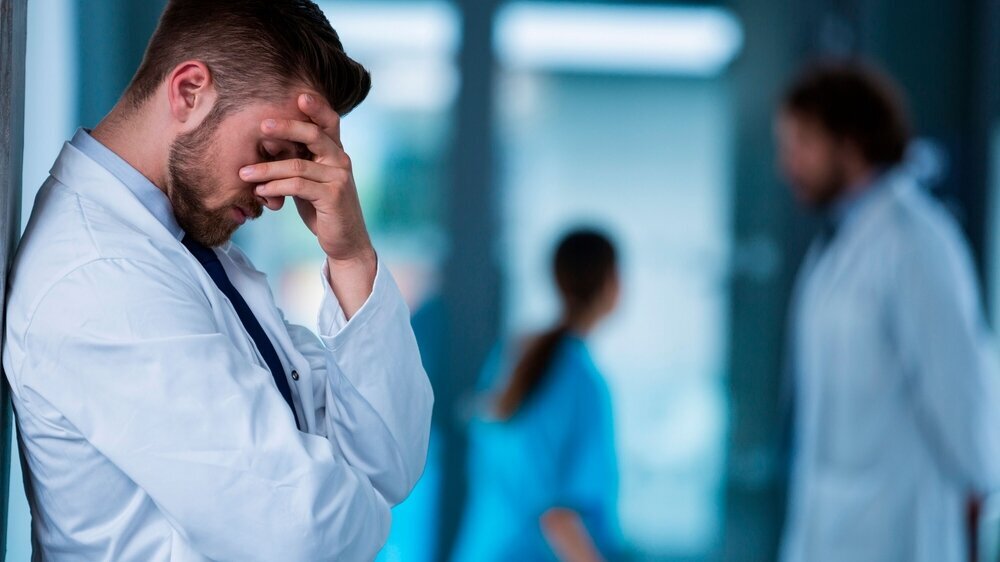 Junger Arzt im Stress Krankenhauskorridor