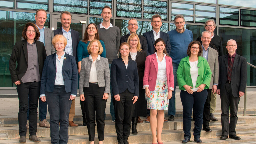 Die STIKO in der aktuellen Berufungsperiode von 2024 bis 2027. Reihe hinten, v.l.n.r.: J. Meerpohl, K. Überla, A. Kaifie-Pechmann, S. Flasche, R.Berner, A. Dalpke, H. von Bernuth, S. Brockmann. Reihe vorn, v.l.n.r.: C. Rossmann, B. Weltermann, M. Röbl-M Die STIKO in der aktuellen Berufungsperiode von 2024 bis 2027. Reihe hinten, v.l.n.r.: J. Meerpohl, K. Überla, A. Kaifie-Pechmann, S. Flasche, R.Berner, A. Dalpke, H. von Bernuth, S. Brockmann. Reihe vorn, v.l.n.r.: C. Rossmann, B. Weltermann, M. Röbl-Mathieu, B. Lange, G. Widders, J. Tabatabai, B. Müller, C. Schönfeld, T. Grünewald. Nicht auf dem Bild: A. Kwetkat und U. Wiedermann-Schmidt.
