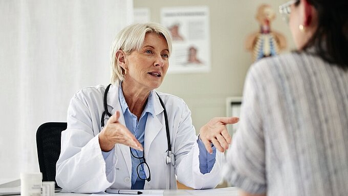 Hausärztin im Patientengespräch: Studie zum Primärarztsystem in Badenwürttem-Berg. Hausärztin im Patientengespräch: Studie zum Primärarztsystem in Badenwürttem-Berg.