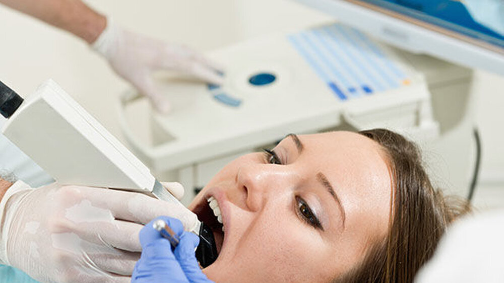 Auch wenn neuere Cerec-Systeme ohne Mattierungsspulver oder -Sprays auskommen, arbeiten geschätzt noch Tausende Zahnärzte mit der Technik, die jetzt Gegenstand eines Gerichtsverfahrens geworden ist.