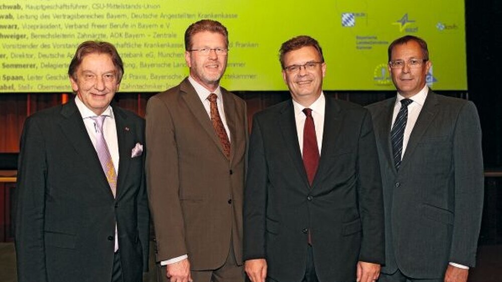 Einig über die Erfolge zahnmedizinischer Versorgung: KZVB-Vorstandsvorsitzender Dr. Janusz Rat, Bayerns Gesundheitsminister Dr. Marcel Huber, LZK-Präsident Prof. Dr. Christoph Benz und LZK-Vizepräsident ZA Christian Berger (v.l.n.r.)