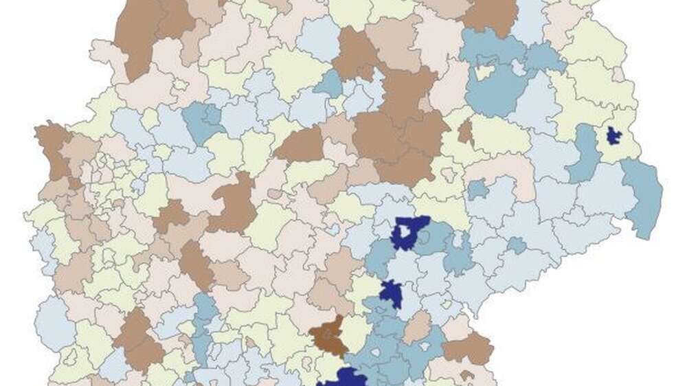 Am Beispiel der Gaumenmandel-Entfernungen wird die uneinheitliche Versorgungslage deutlich: In den milchig grün dargestellten Kreisen des Bundesgebiets liegt die Häufigkeit der Operation im Bundesdurchschnitt. Blauschattierungen stehen für unterdurchsc