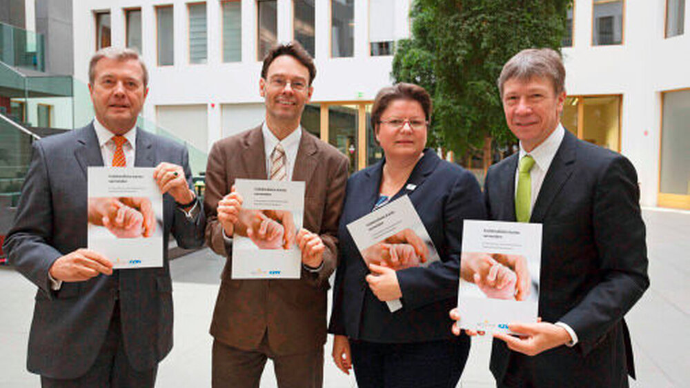 Bei der Pressekonferenz zur Vorstellung des zahnärztlichen Konzepts zur Prävention frühkindlicher Karies (v.l.n.r.): Dr. Wolfgang Eßer, Prof. Dr. Christian H. Splieth, Susanne Steppat und Prof. Dr. Dietmar Oesterreich. |