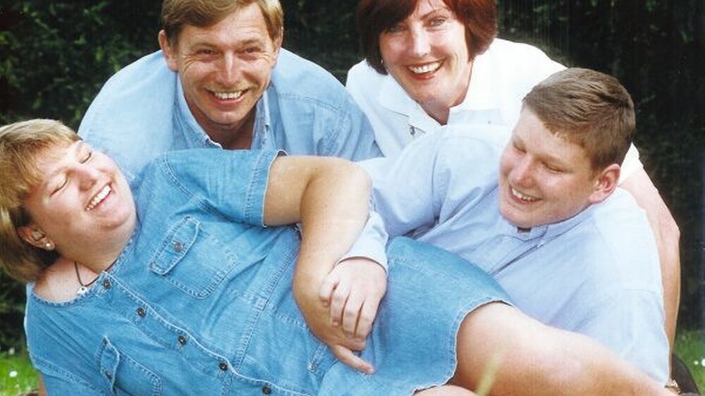 Matthew und Charlotte Parkinson (l., mit ihren Eltern) litten unter dem Alström-Syndrom.