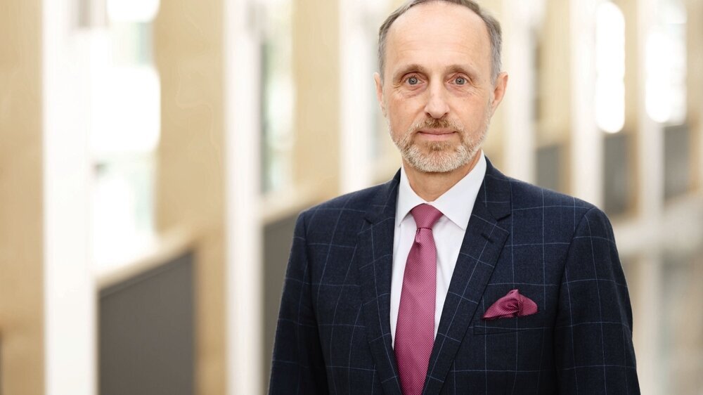 {insfile} Dr. Stephan Hofmeister