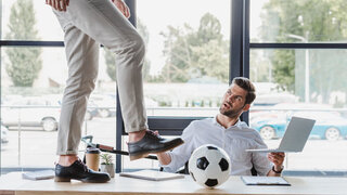 Arbeitsrechtler erklärt: Darf man während der Arbeit Fußball schauen?