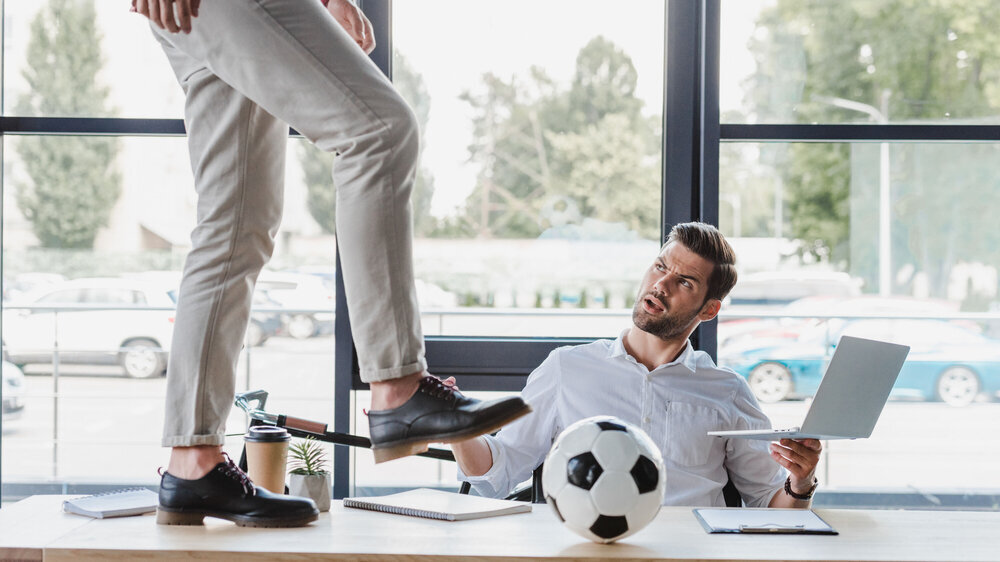 Arbeitsrechtler erklärt: Darf man während der Arbeit Fußball schauen? Arbeitsrechtler erklärt: Darf man während der Arbeit Fußball schauen?