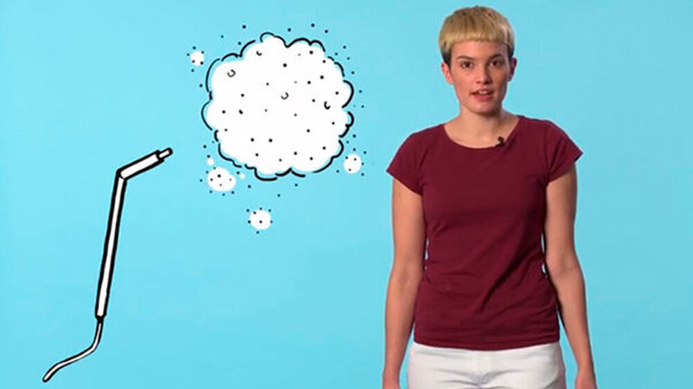 Ein Erklärvideo für zahnmedizinisches Praxispersonal, herausgegeben von Bundeszahnärztekammer und Deutscher AIDS-Hilfe, gibt Tipps und zeigt: Besondere Vorsichtsmaßnahmen bei der Versorgung von Menschen mit HIV und den Hepatitis-Viren HBV oder HCV sin