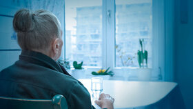 alte einsame Frau am Fenster