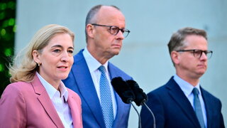 Bundeskanzler Friedrich Merz (M CDU), die bisherige Gesundheitsministerin Nina Warken (CDU), der bisherige CDU-Generalsekretär Carsten Linnemann (r) geben eine Pressekonferenz im Kanzleramt in Berlin zu personellen Veränderungen in Regierung und CDU.