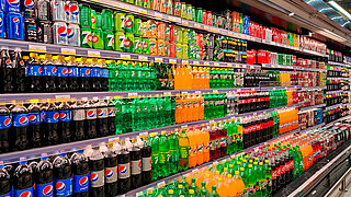 Supermarktregal mit zuckerhaltigen Getränken.