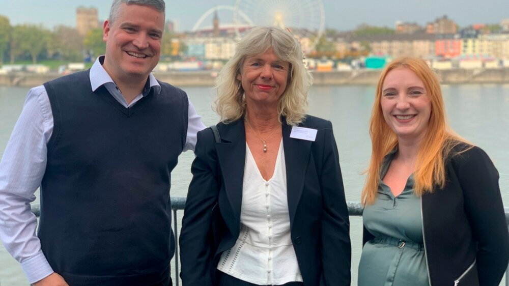 Sabine Zude (M.) als Vorsitzende des VDDS-Vorstands wird ab jetzt von den neu gewählten stellvertretenden Vorsitzenden Herrn Dr. Markus Heckner (l.) und Frau Elisabeth Brand (r.) unterstützt.