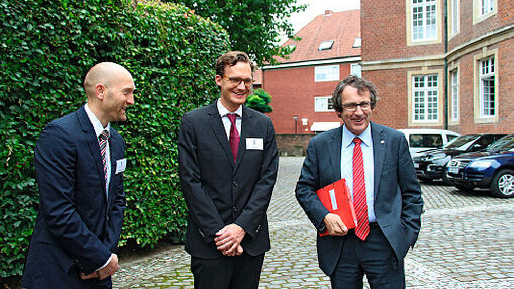 Dr. Mathias Benedix (von l.n.r) und Dr. Georg Kirchner riefen (mit Constanze Sauer) das Projekt 2008 ins Leben. Jetzt stehen sie kurz vor der Niederlassung. Prof. Stefan Zimmer, Witten/Herdecke, ist Schirmherr. |