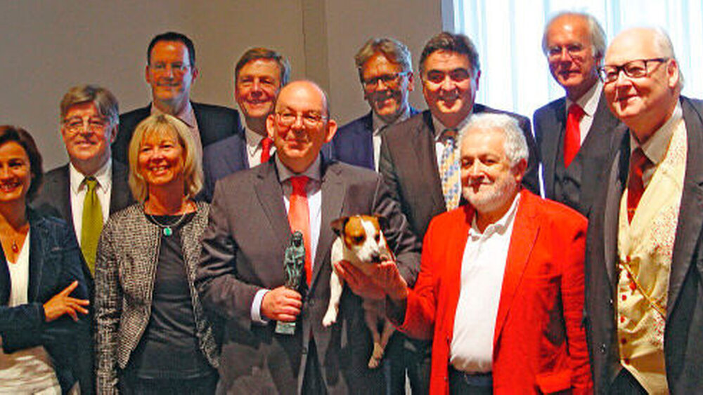 Denis Scheck (Mitte, mit Hund) im Kreis der namhaften Jury und der geladenen VIP-Gäste |