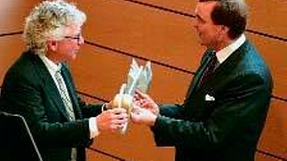 Architekt Jürgen Engelmann übergibt symbolisch den Schlüssel an Kammerpräsidenten Dr. Michael Frank.