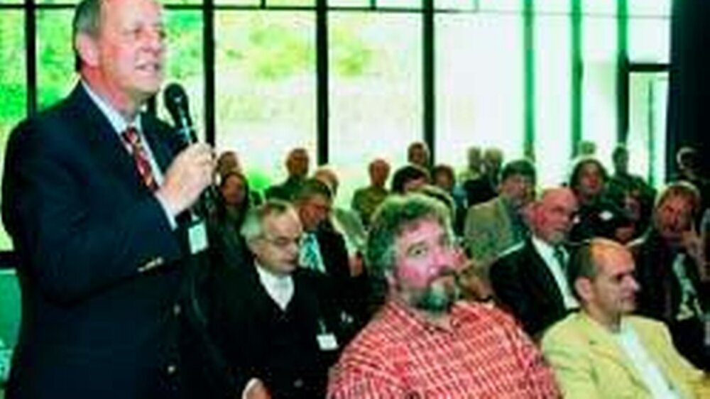 Diskussion im Plenum und auf dem Podium (oben): Die von Gabriele Krone-Schmalz (Mitte) moderierte Gesprächsrunde stellte sich beim „Forum Freiheit“ den Fragen der Zuhörer (links).