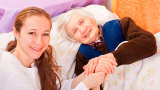 Pflegefachkraft mit älterer Patientin