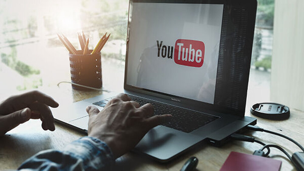 YouTube reagiert mit der neuen Funktion auch auf die Kritik an fehlerhaften, ungenauen oder zweifelhaften Gesundheitsinformationen, die auf der Plattform zu finden waren und sind. Im Sommer 2020 hatte die Europäische Kommission in einer Kampagne zur Bek