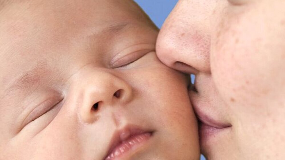 Kariesübertragung durch Küssen? Durch nichts sollten sich Mütter und Väter abhalten lassen, ihren Kindern einen Kuss zu geben. Kinder brauchen dies und die Ansteckungsgefahr wird oft überbewertet.