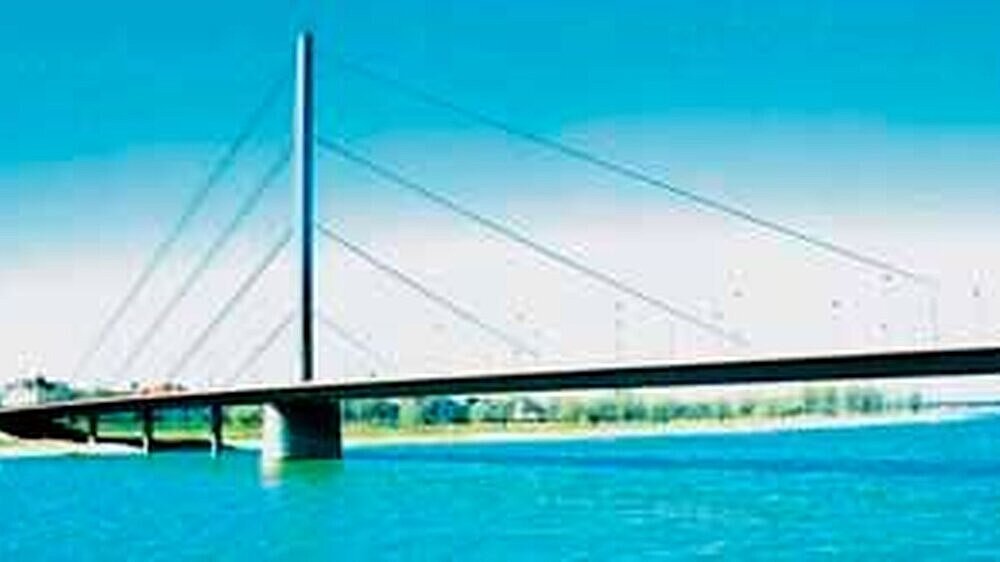 Brücken – wie die Theodor- Heuss-Brücke im EHCC-Veranstaltungsort Düsseldorf – verbinden. Doch die Verbindung von oberster EU-Ebene bis hinunter in die Regionen ist noch weit.