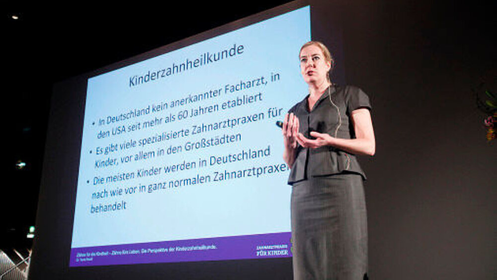 Dr. Tania Roloff gab klare Handlungsempfehlungen bei fortgeschrittener Flaschenkaries. Auf dem Karlsruher Abend bekam die Kinderzahnärztin den Walther-Engel-Preis 2014 verliehen. Das Preisgeld von 7 500 Euro will sie für einen Weiterbildungsaufenthalt an einer amerikanischen Universität verwenden. |