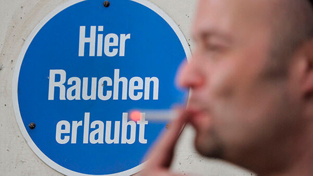 Österreich ist eines der letzten Raucherparadiese, quasi der Aschenbecher Europas. Hier darf noch nach Lust und Laune gequalmt werden. In einigen Städten wie etwa Graz brüsten sich die Wirte regelrecht damit, dass sie alle Rauchverbote ignorieren - sel