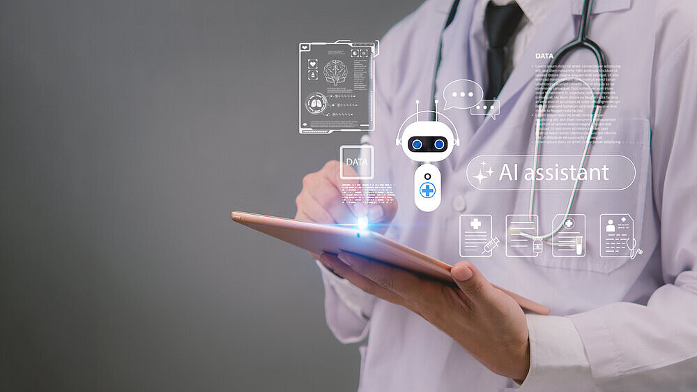 Arzt, der ein Tablet mit einem Chatbot-KI-Assistenten in Form eines Hologramms nutzt