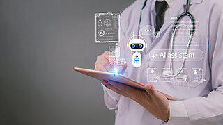 Arzt, der ein Tablet mit einem Chatbot-KI-Assistenten in Form eines Hologramms nutzt